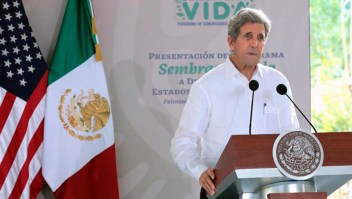John Kerry llega a México tras polémica por Ken Salazar