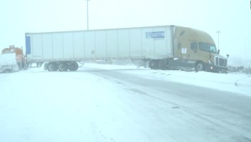 Camiones pierden el control por la tormenta invernal
