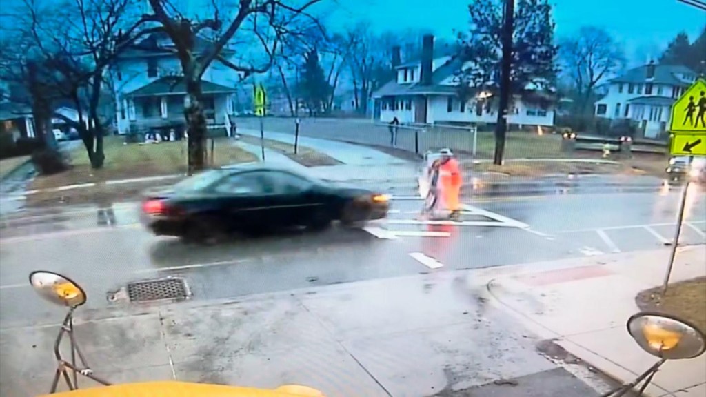 Police corporal saves a minor from being hit by a car