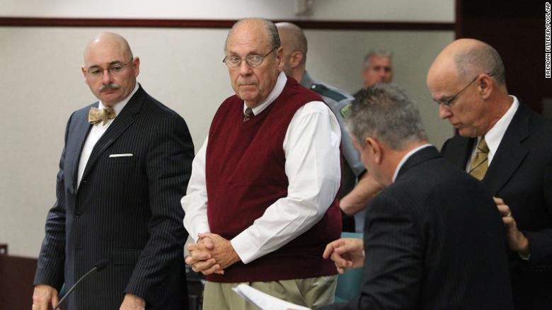 Curtis Reeves, en el centro, junto a sus abogados durante su audiencia de reducción de fianza en Dade City, Florida, el miércoles 5 de febrero de 2014