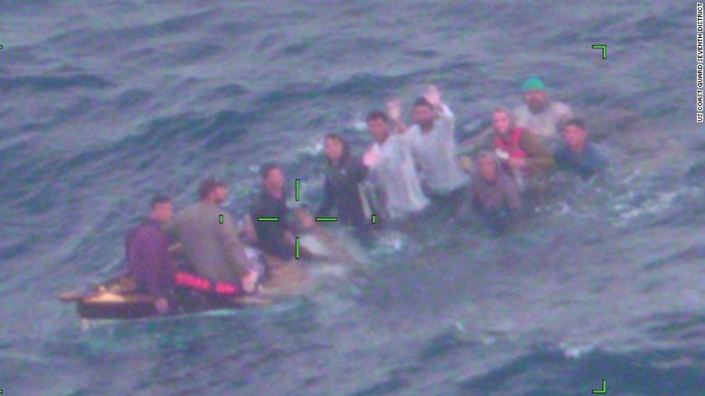EE.UU. rescata a 10 migrantes cubanos frente a la costa de Florida