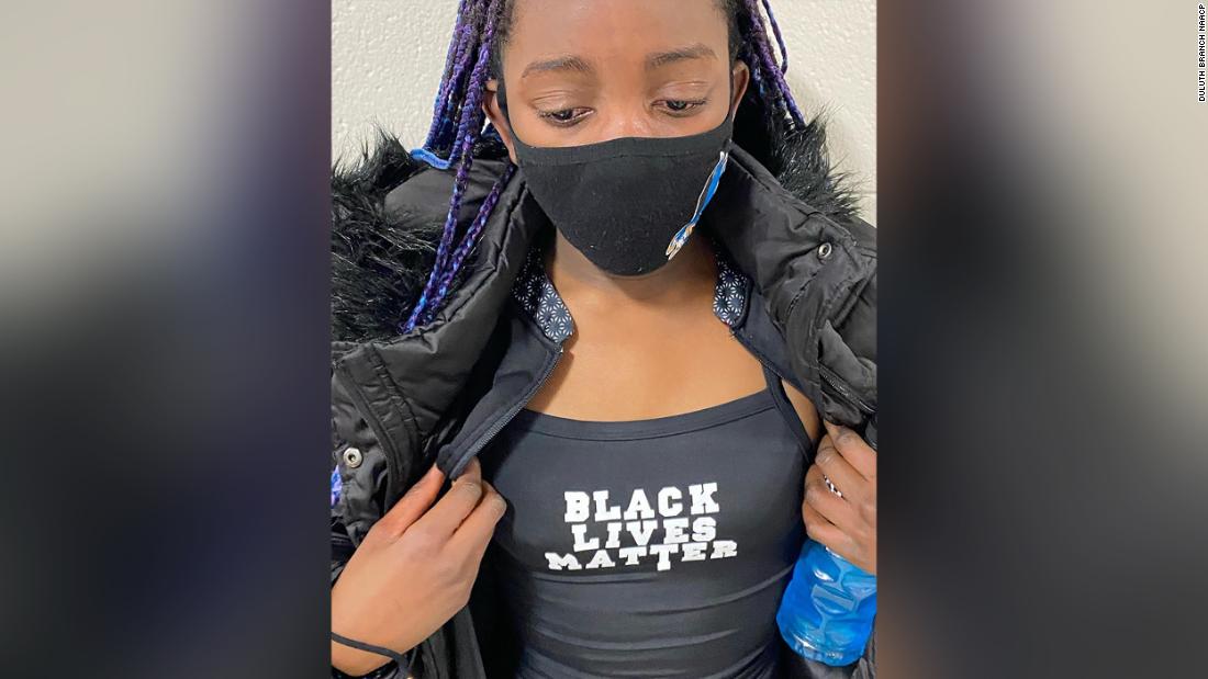 triste Mesa final Agricultura Descalifican a niña por usar traje de baño con frase Black Lives Matter