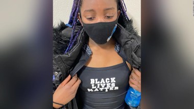 Restringir batería entrada Descalifican a niña por usar traje de baño con frase Black Lives Matter