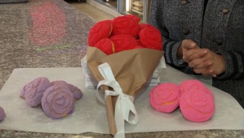 Panadería en California vende ramos de pan dulce mexicano en San Valentín