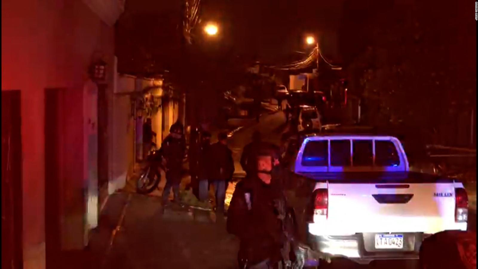 Presencia policial afuera de la casa de Juan Orlando Hernández