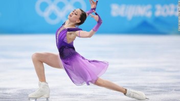 Kamila Valieva, del Comité Olímpico Ruso, participa en la competencia individual de patinaje artístico
