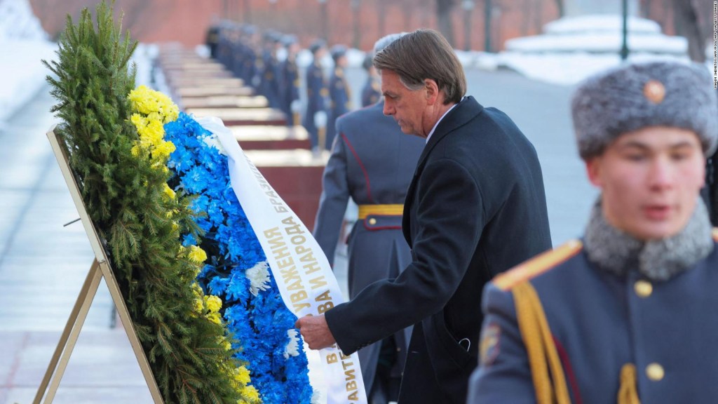 Jair Bolsonaro meletakkan bunga di peringatan Perang Dunia II