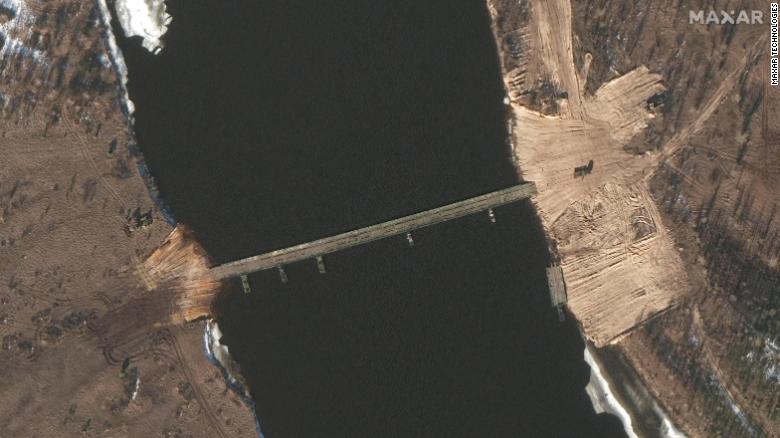 Imágenes satelitales tomadas en los últimos dos días muestran la construcción de nuevos caminos y de un puente táctico sobre un río clave en Belarús, a menos de seis kilómetros de la frontera ucraniana