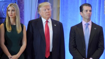 Ivanka Trump y Donald Trump Jr., junto al expresidente