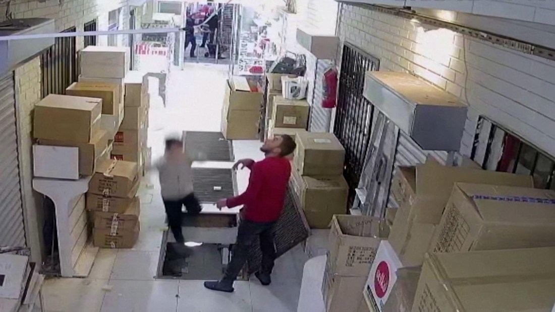 Una pila de cajas salvó la caída de un joven distraído