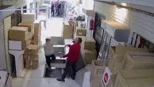 Una pila de cajas salvó la caída de un joven distraído