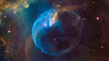 Un raro fenómeno hace que esta nebulosa parezca una burbuja