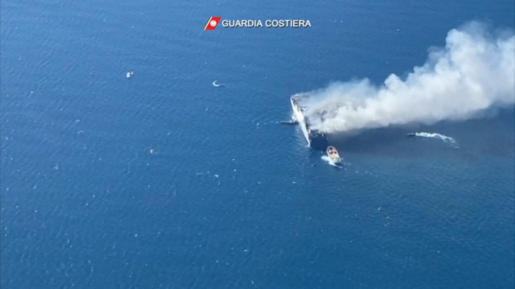 This is how the ship with the passengers caught fire