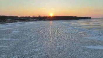 Un lago se llena misteriosas de bolas de hielo en China