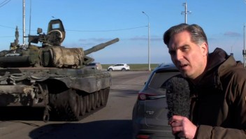 Así pasan los tanques rusos al reportero de CNN