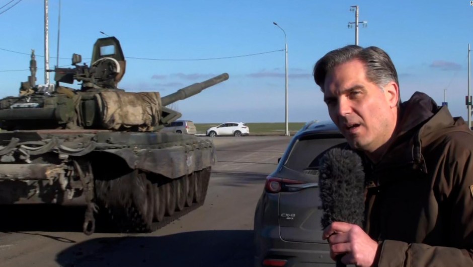 Así pasan los tanques rusos al reportero de CNN