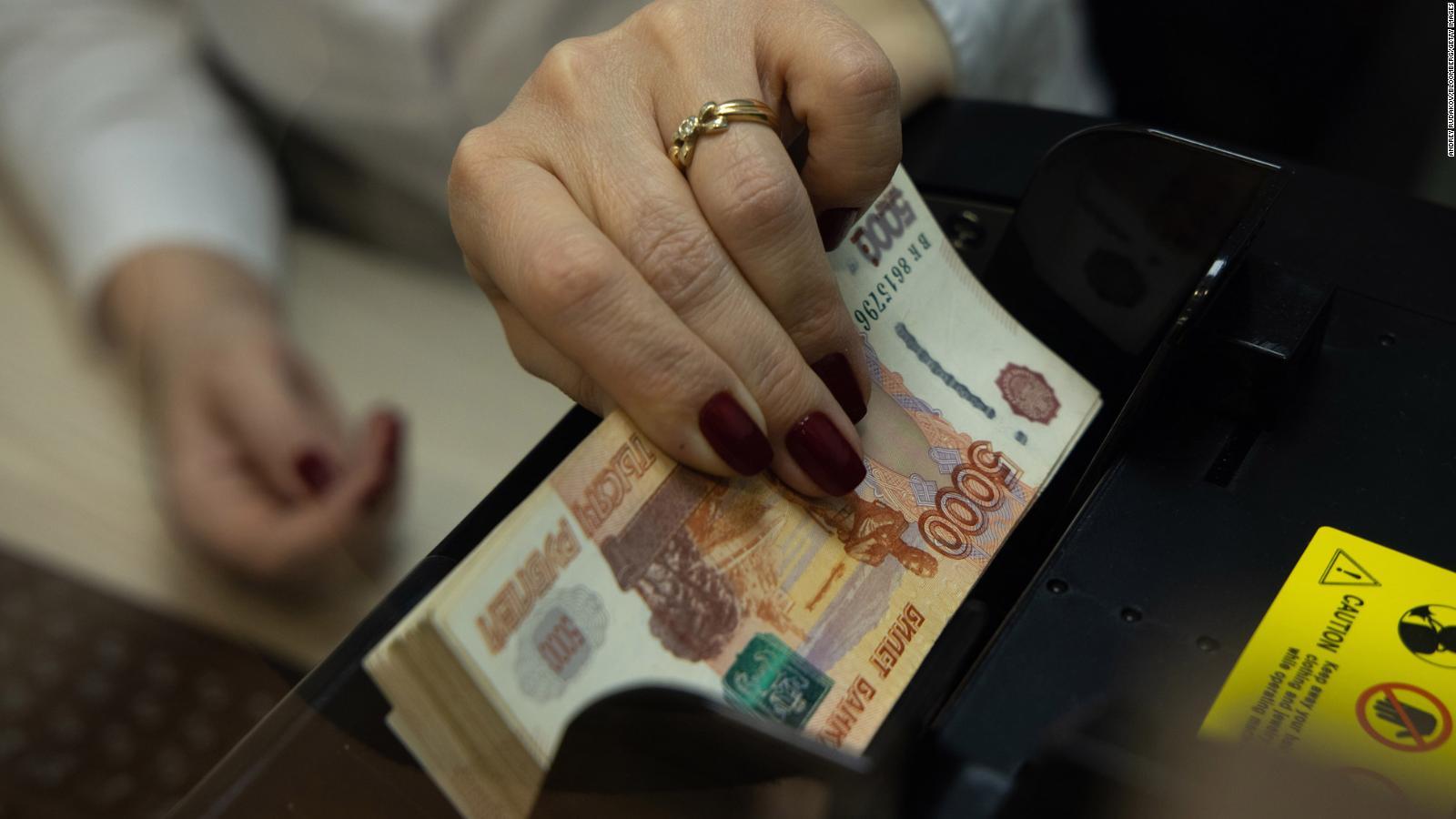 Acciones rusas se desploman y el rublo cae a mínimo histórico