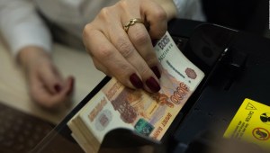 Acciones rusas se desploman y el rublo cae a mínimo histórico