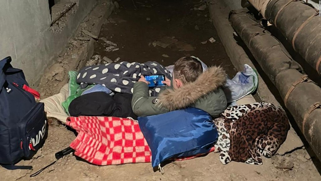 Turista peruano en Ucrania se protege en un sótano de las bombas rusas