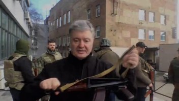 Expresidente ucraniano muestra sus armas para defender Kyiv de ataque ruso