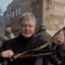 Expresidente ucraniano muestra sus armas para defender Kyiv de ataque ruso