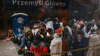 Ucranianos huyen del conflicto e intentan llegar a Polonia