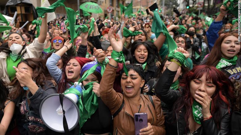ctivistas por el derecho al aborto en Bogotá, Colombia, celebran la decisión de la Corte Constitucional de Colombia de despenalizar el aborto hasta la semana 24.