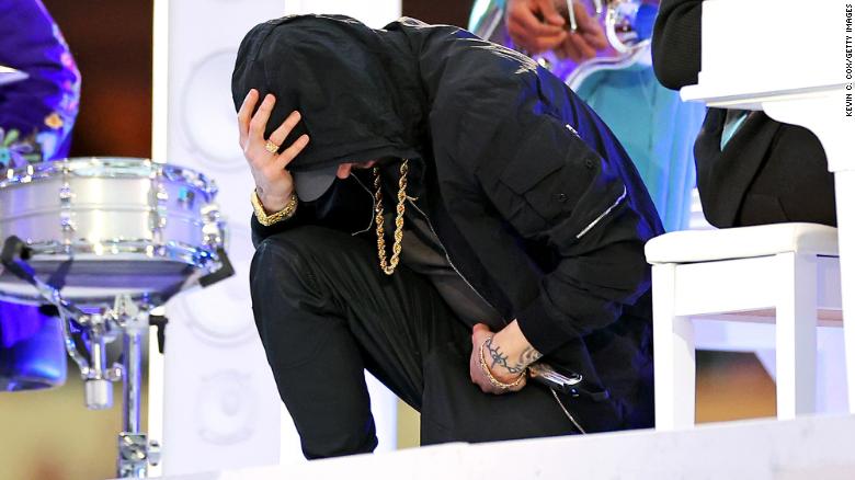 Eminem se arrodilla durante el espectáculo de medio tiempo del Super Bowl LVI