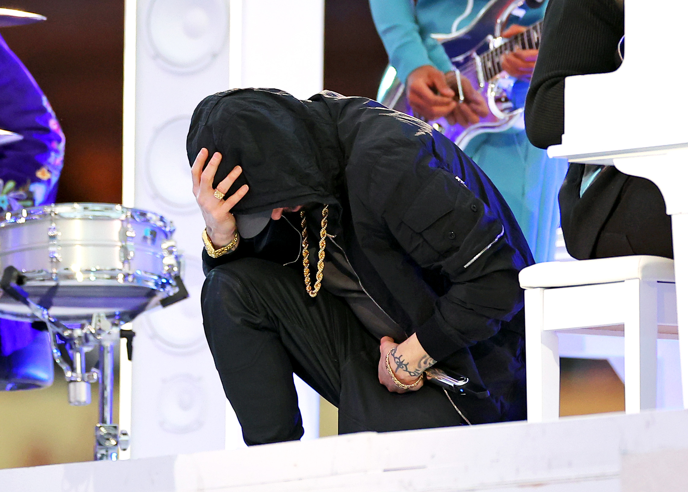 Eminem se arrodilla durante el Super Bowl. 