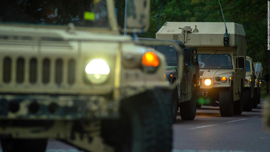 Vehículos del Ejército de EE.UU. durante una operación de la OTAN en 2019. Las tropas occidentales están estacionadas en varios países de Europa del Este.