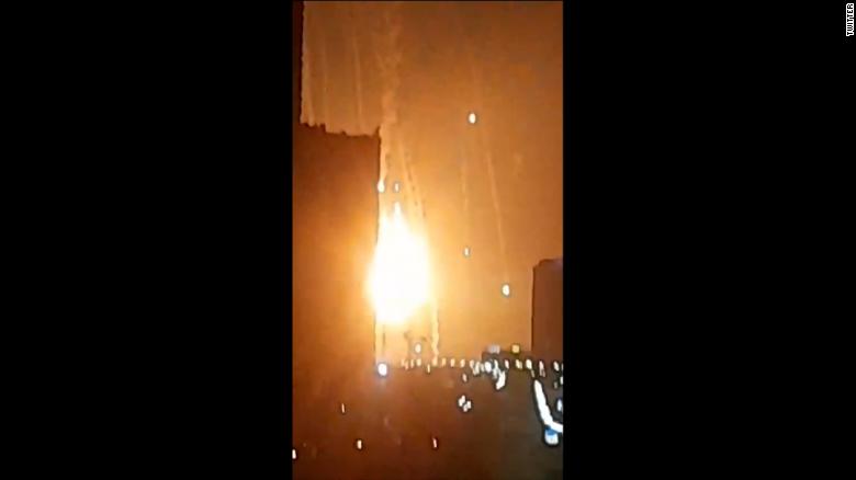 Una explosión vista en Kyiv la madrugada del viernes.