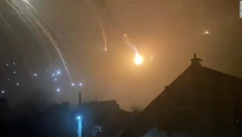 Una imagen de un video tomado de las redes sociales muestra una explosión sobre Kyiv el 25 de febrero.