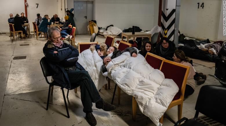 Una familia se refugia junto con otros residentes en un estacionamiento subterráneo en Kyiv, Ucrania, el viernes 25 de febrero de 2022. Algunas áreas de la ciudad fueron impactadas por ataques aéreos.