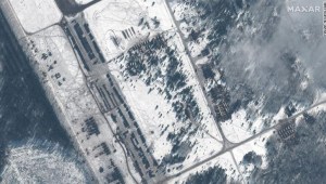 Nuevas imágenes satelitales muestran la continua acumulación militar rusa en tres flancos de Ucrania
