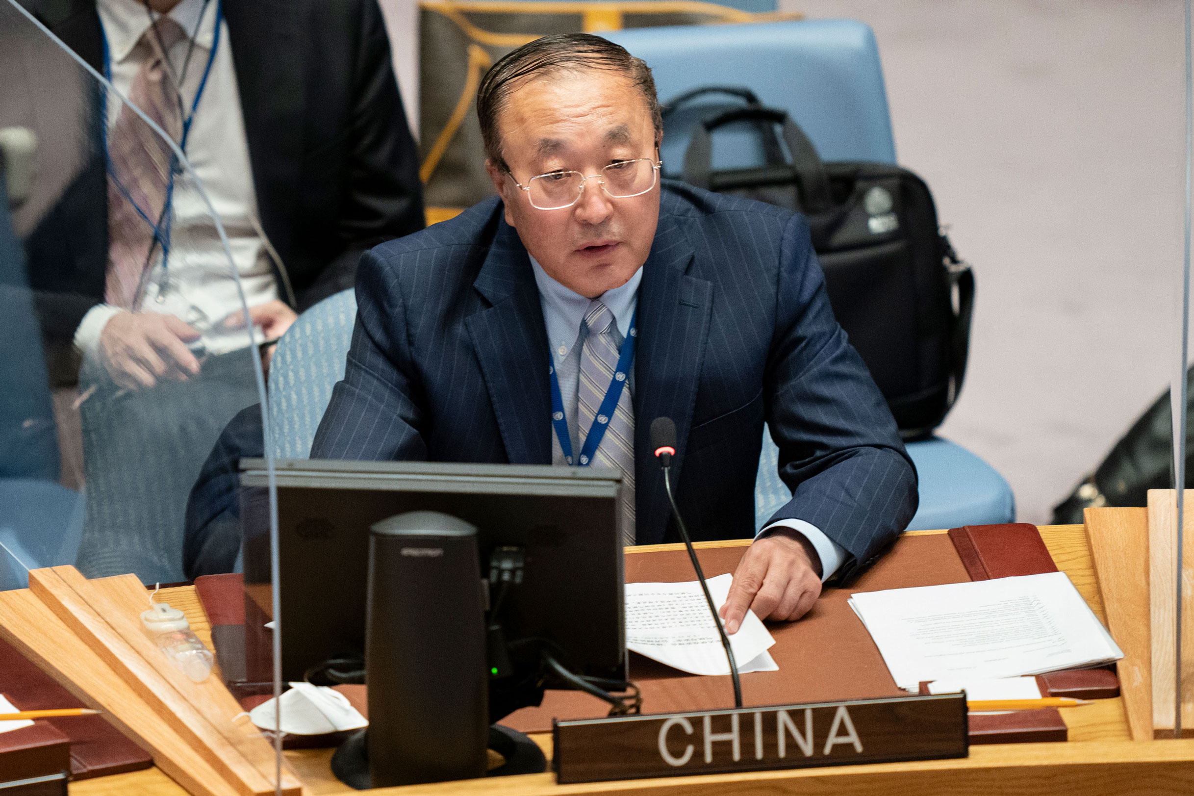 Zhang Jun, representante permanente de China ante las Naciones Unidas, habla durante una reunión del Consejo de Seguridad de las Naciones Unidas el 23 de septiembre de 2021. (John Minchillo/Pool/AP)