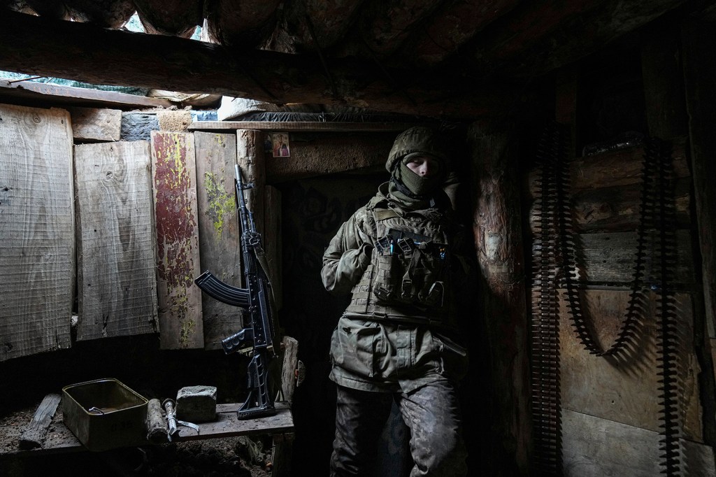Un militar ucraniano se encuentra en un refugio en posición en la línea de separación entre el territorio controlado por Ucrania y el territorio controlado por los rebeldes cerca de Zolote, Ucrania, el sábado 19 de febrero