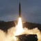 En una foto publicada por los medios de comunicación estatales, Corea del Norte prueba un misil el 27 de enero