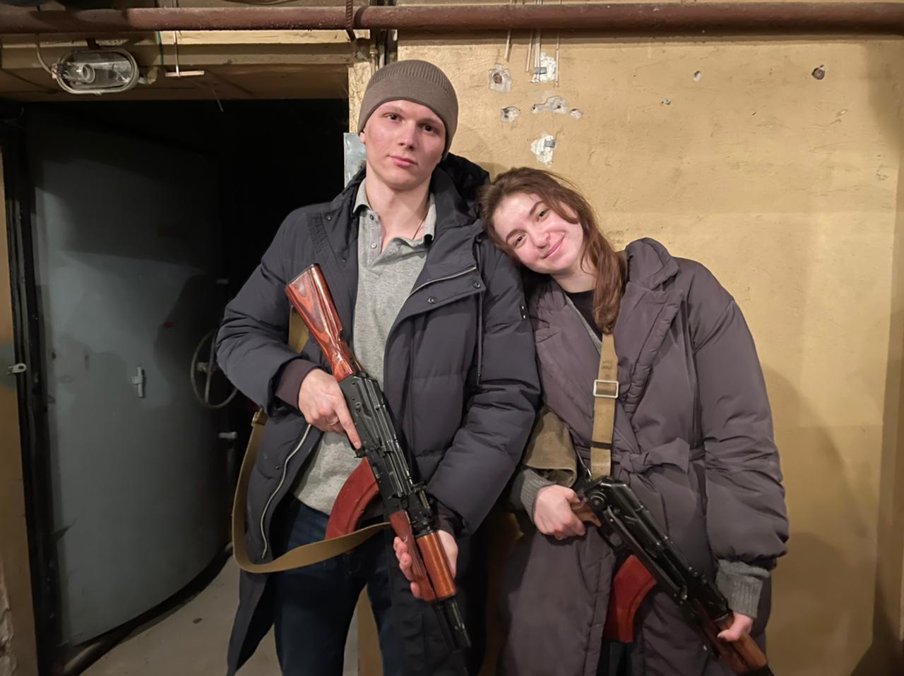 En su primer día de casados consiguieron rifles para defender a Ucrania