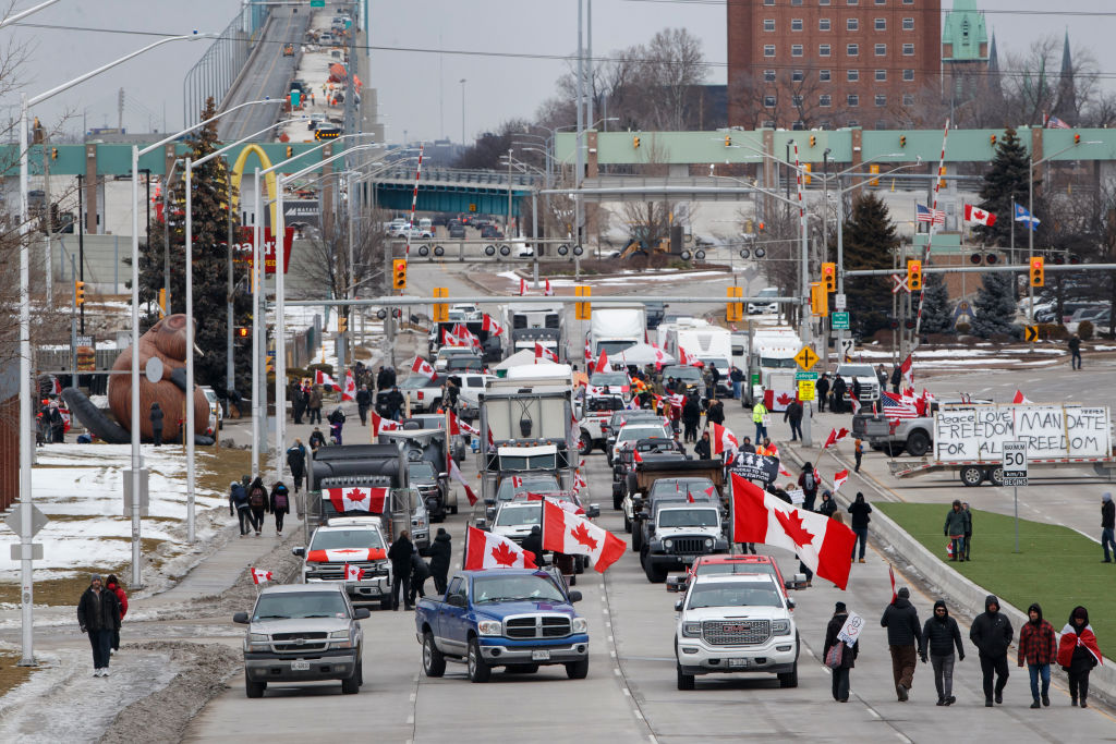 Protestas de camioneros bloquean paso fronterizo con Canadá
