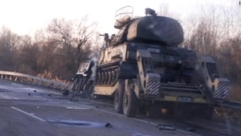 La destrucción de un convoy en la vía que conduce a Kyiv, Ucrania