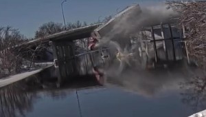 Camión con remolque cae a río helado en Massachussetts