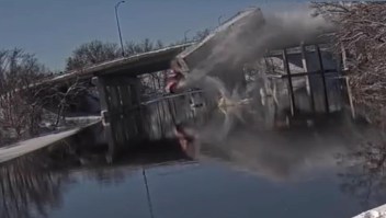 Camión con remolque cae a río helado en Massachussetts