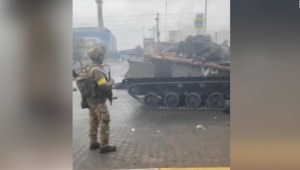 Tanques rusos arden en las calles de Hostómel