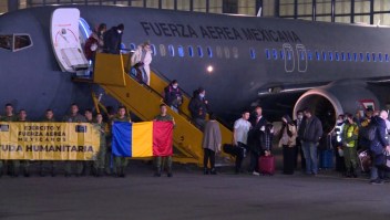 Mexicanos regresan a casa tras salir de Ucrania