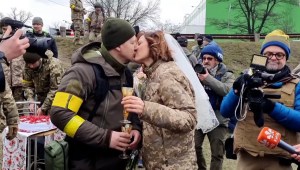 Pareja de militares se casan en puesto de control en Ucrania