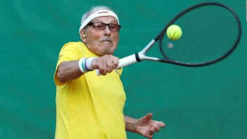 Tiene 97 años, es tenista activo y decidió no abandonar su país