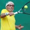 Tiene 97 años, es tenista activo y decidió no abandonar su país