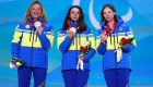 Atletas de Ucrania arrasan en biatlón y recuerdan a su país