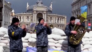 Música, la esperanza para muchos desde un refugio en Ucrania