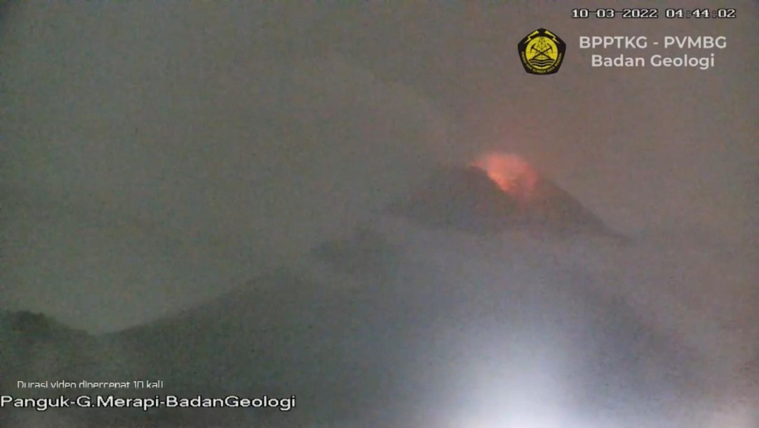 Así expulsa lava y cenizas el volcán Monte Merapi
